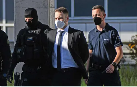 טייס יווני רצח את אשתו