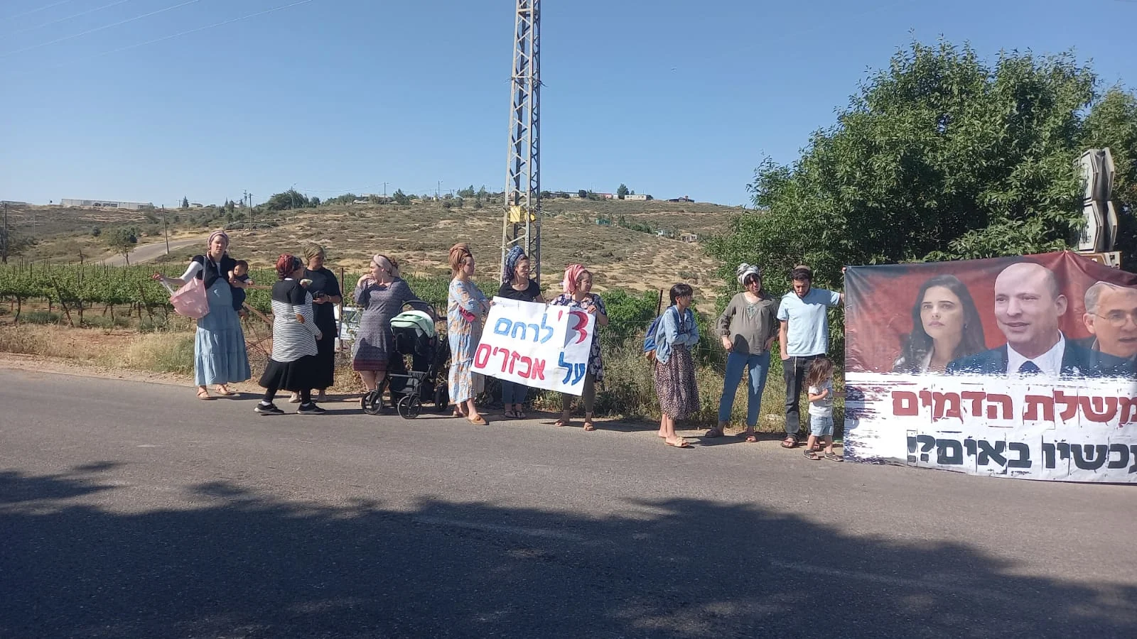 מפגינים בביקורו של בנט בקידה אצל משפחת לוחם הימ''מ שנהרג