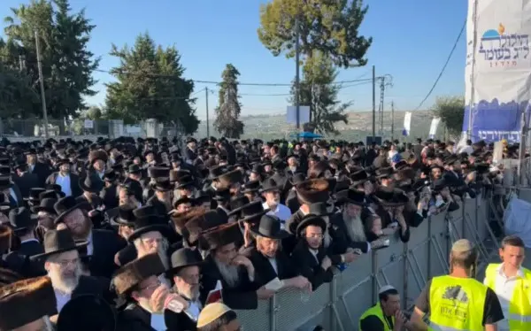 מתפללים במתחם ההילולה