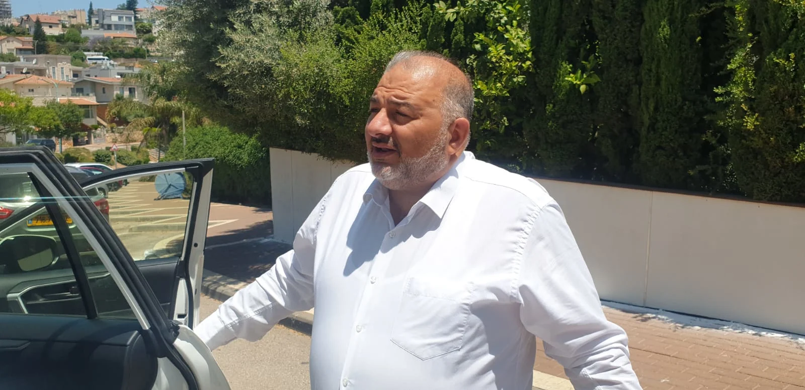 מנסור עבאס ביציאה מביתה של גידאא זועבי