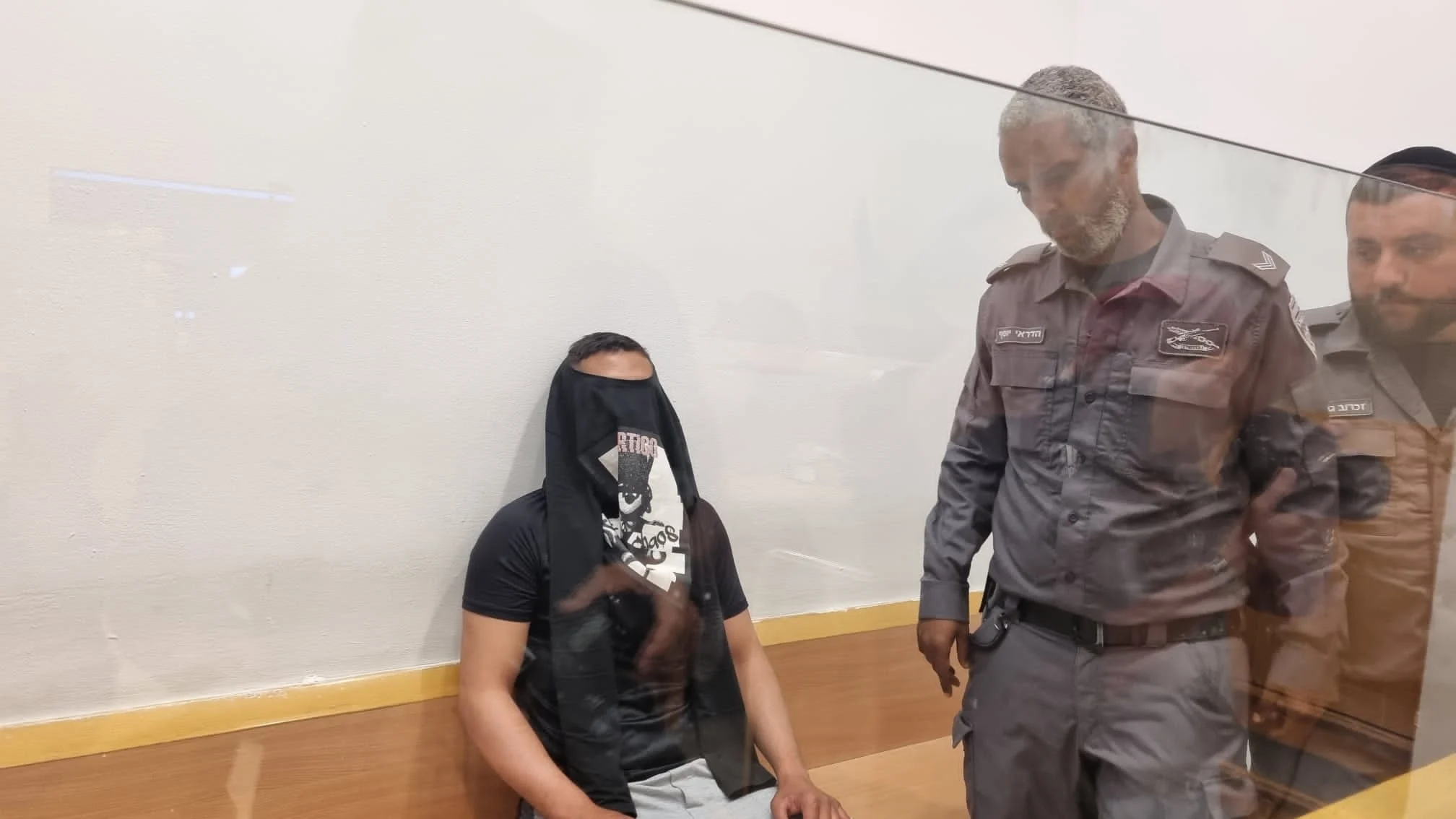אחד החשודים בהצתת בית העסק בחורה