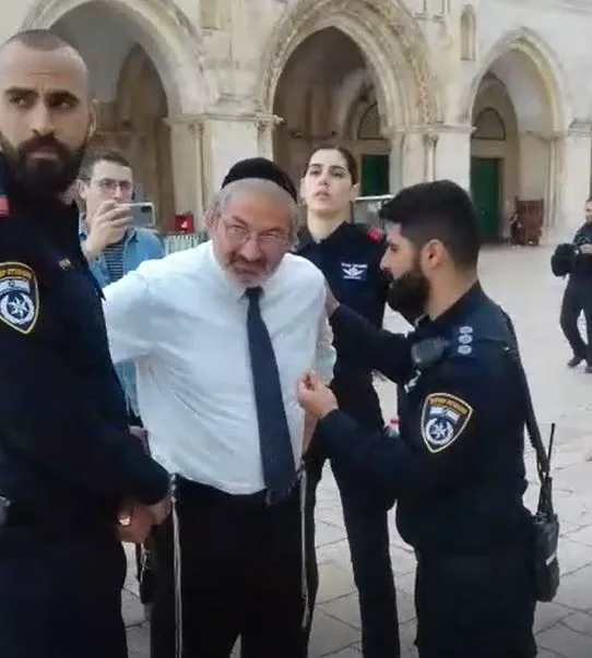 מתוך תיעוד עיכוב אחד המתפללים בהר הבית