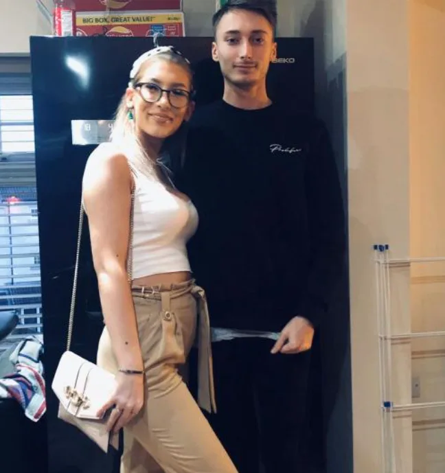 צואה הונחה על דלתם של הורים צעירים באנגליה