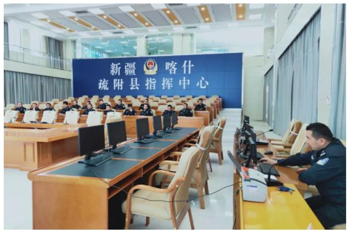 תמונות שהודלפו לכאורה ממחנות האויגורים בסין, בהם גם שיעורים שמועברים לשוטרים במקום