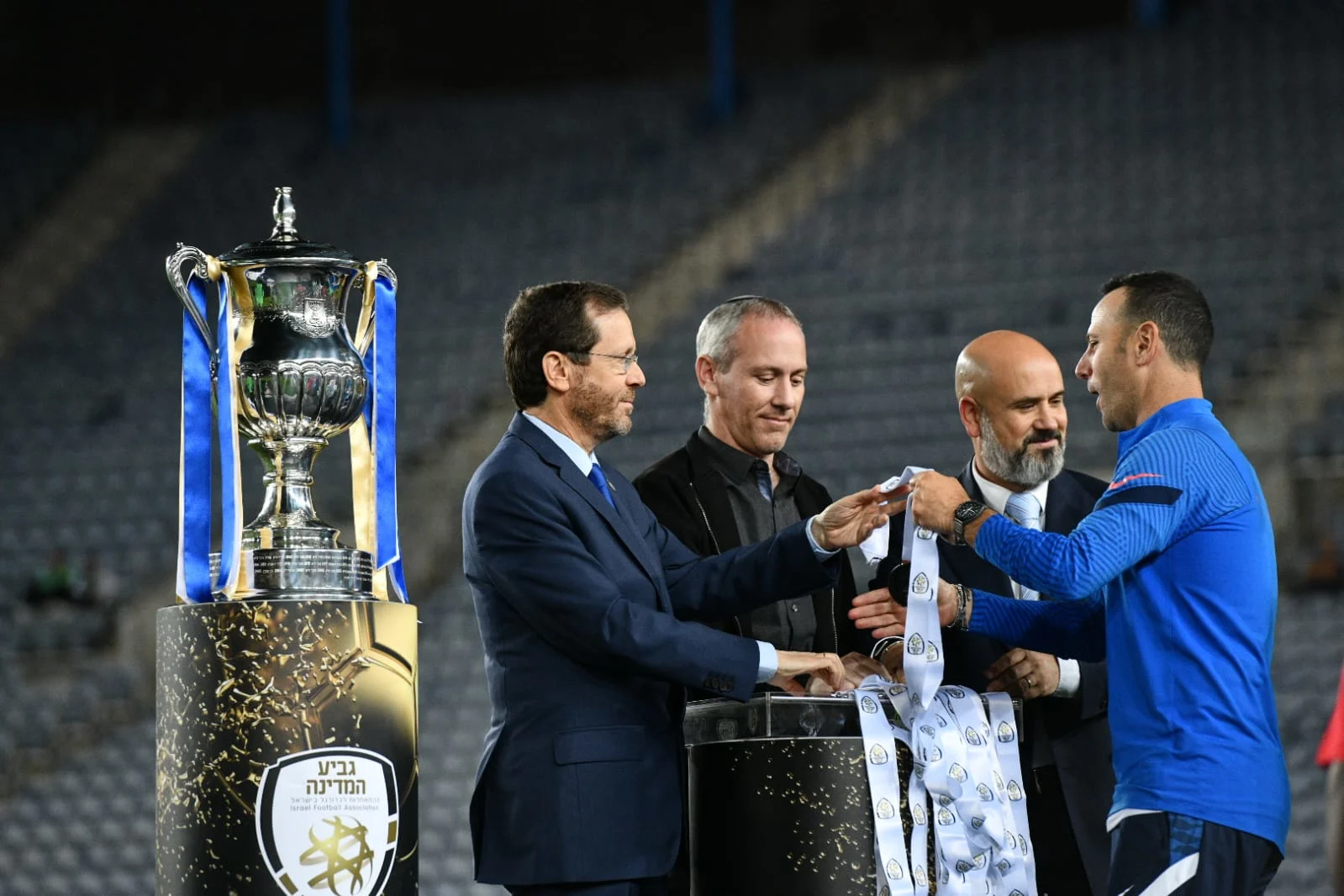 הנשיא יצחק הרצוג מעניק לשחקני הפועל באר שבע את גביע המדינה לעונת 2021/22