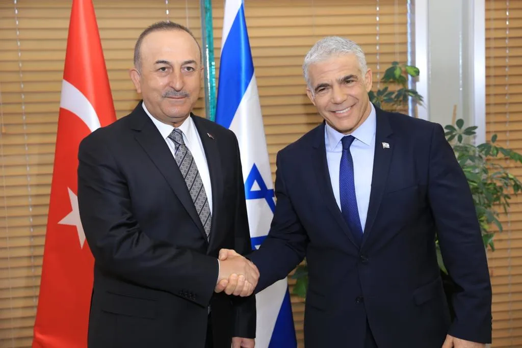 שר החוץ יאיר לפיד בקבלת הפנים למקבילו הטורקי במשרד החוץ