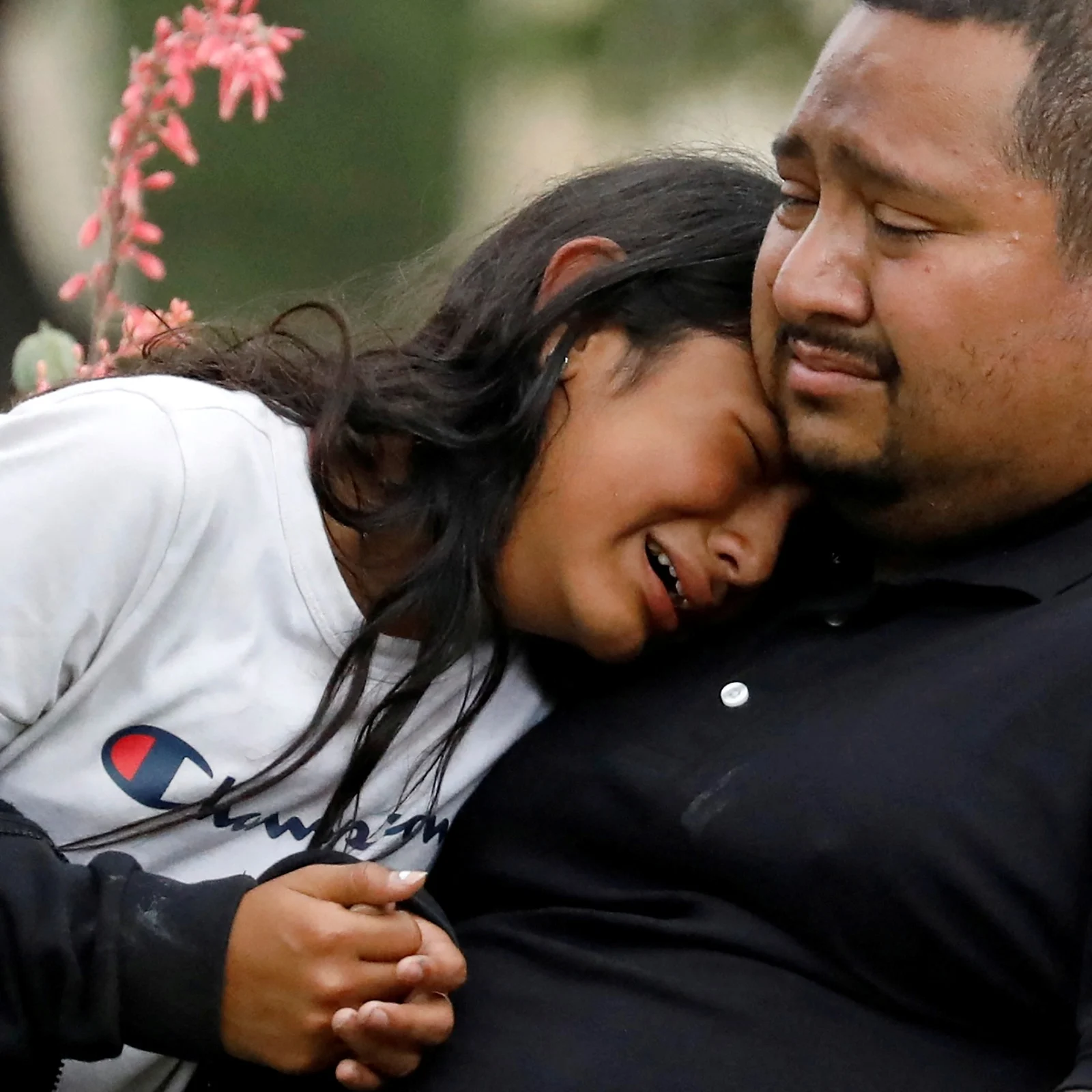 מתאבלים מחוץ לביה''ס בטקסס בו התרחש הטבח