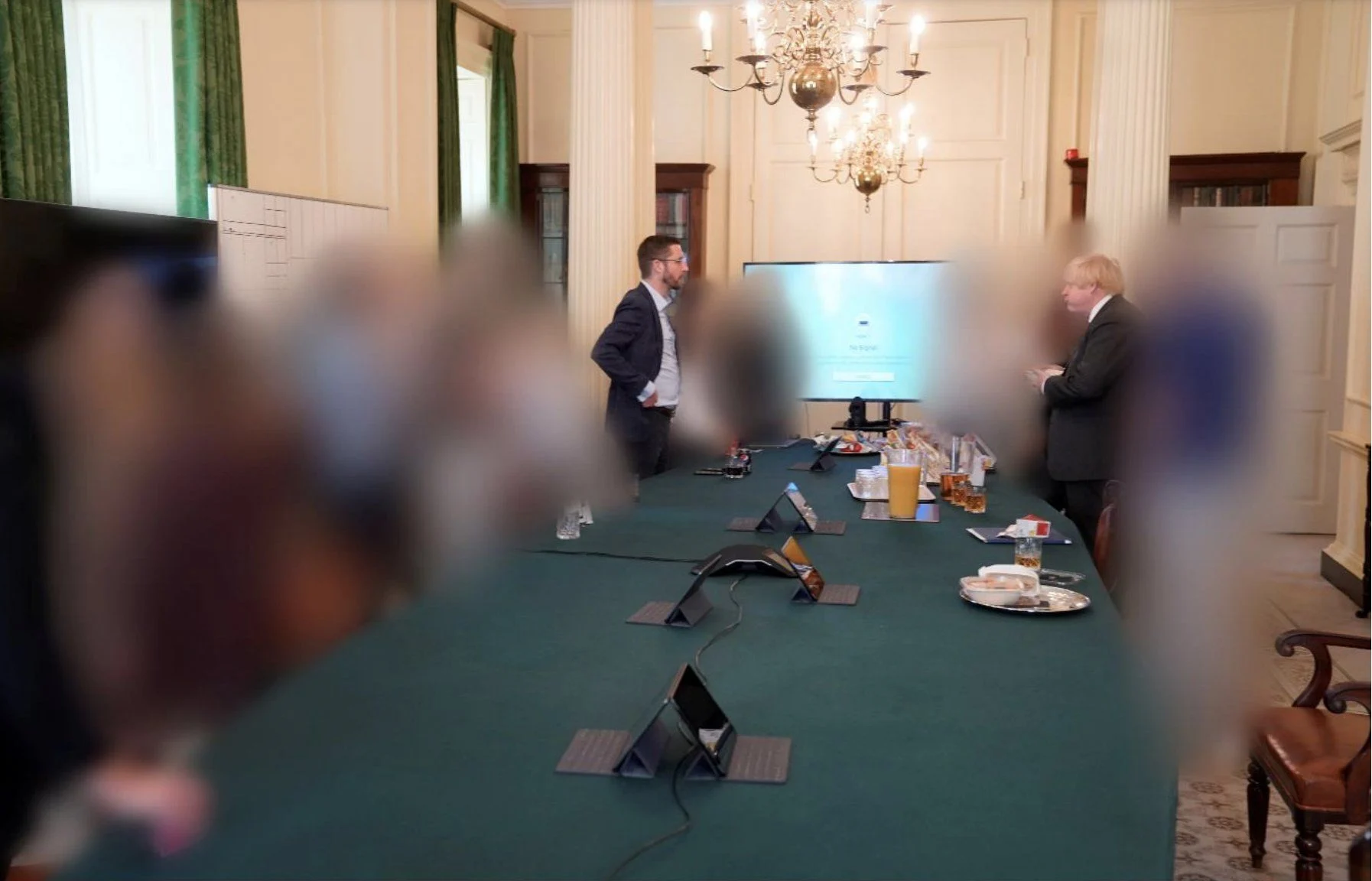 תיעוד של ראש ממשלת בריטניה בוריס ג'ונסון במסיבה שנערכה בזמן סגר הקורונה