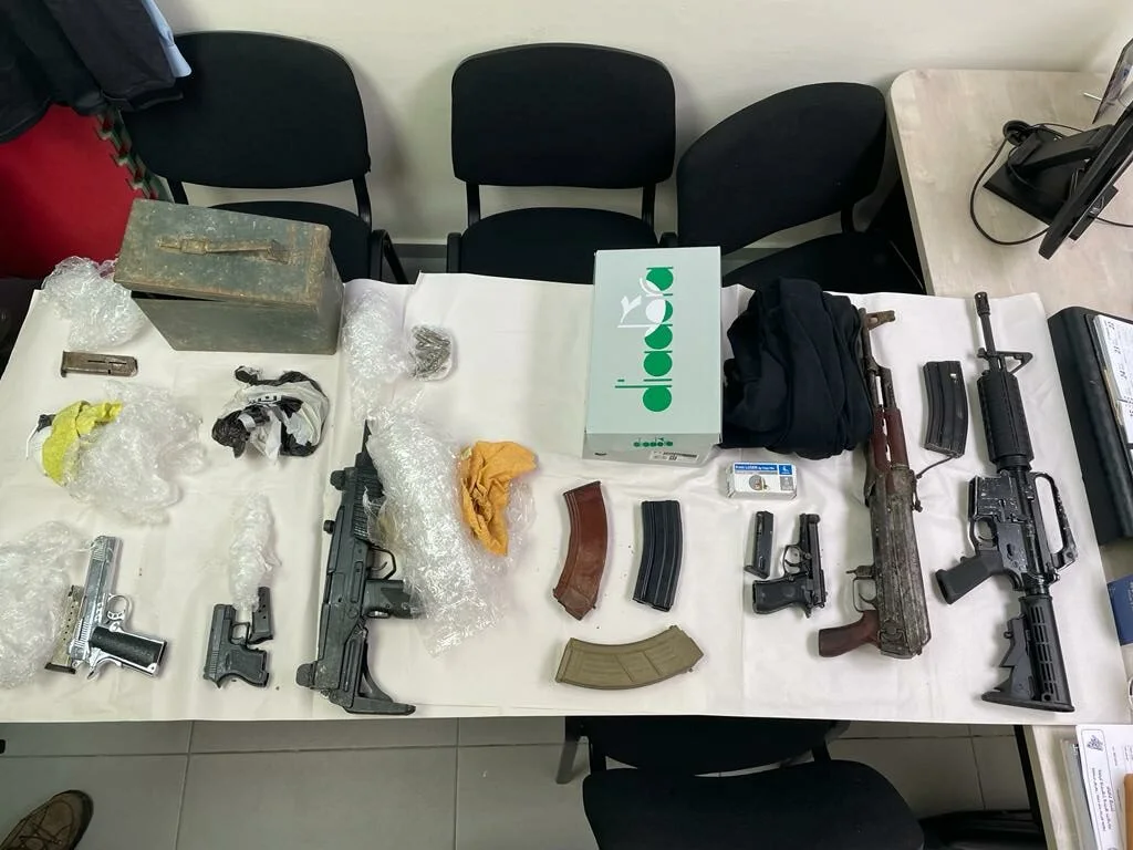 תמונות של הנשקים שנתפסו אצל הנער