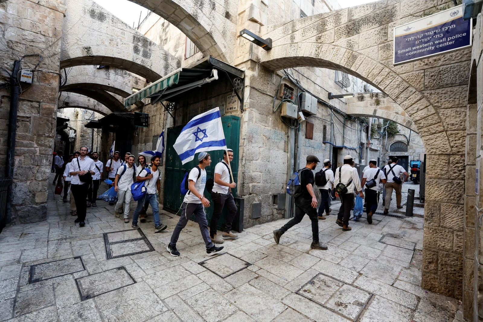 צועדים עם דגלים בעיר העתיקה
