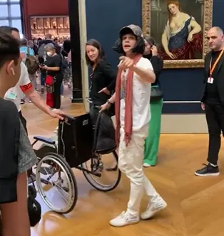 השליך עוגה על ציור המונה ליזה בלובר