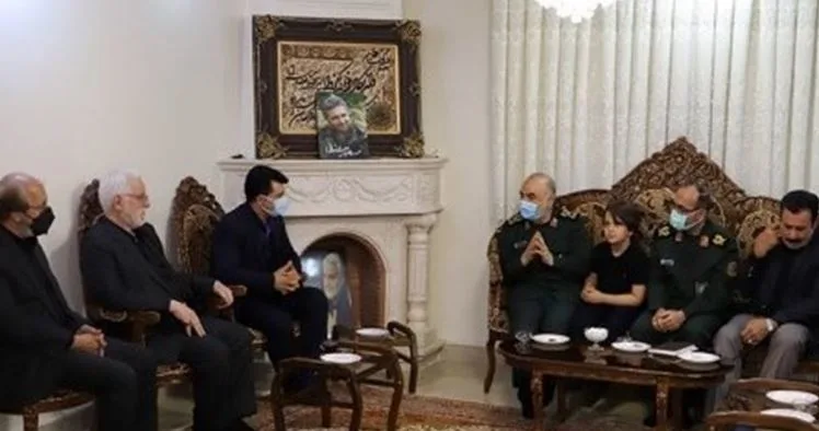 מפקד משמרות המהפכה בביתו של הקצין שחוסל