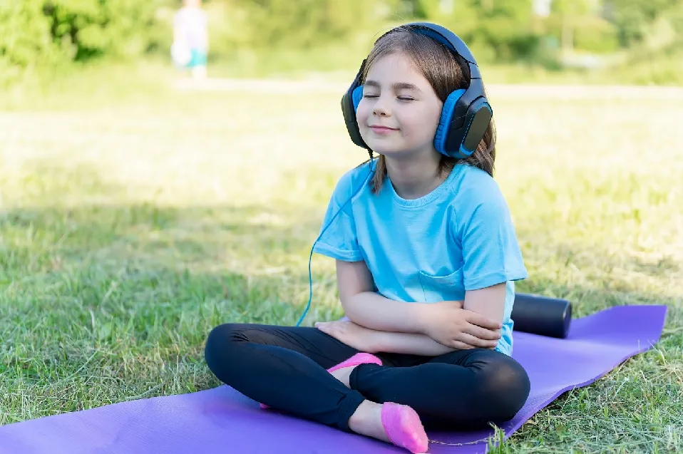 ילדה שומעת מוזיקה