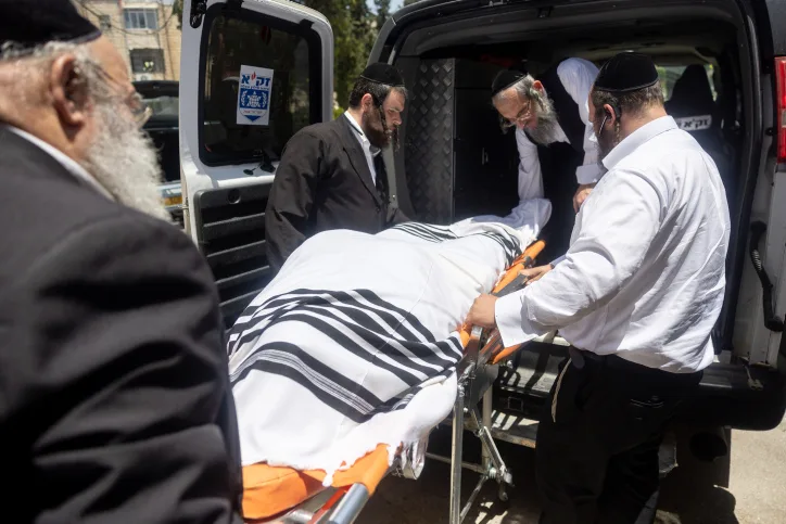 צוות זק''א נושא את ארונו של אורי זוהר