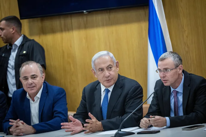 חברי סיעת הליכוד. מימין לשמאל: ח''כ יריב לוין, יו''ר האופוזיציה בנימין נתניהו וח''כ יובל שטייניץ