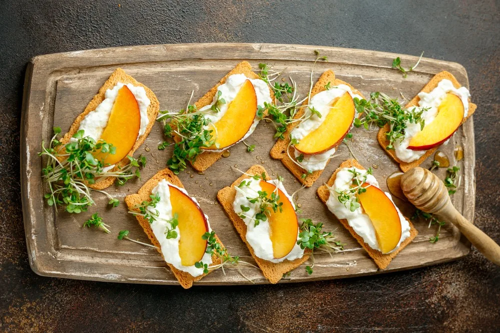 Cottage,cheese,and,nectarine,wedges,on,melba,toast,appetizers,drizzled