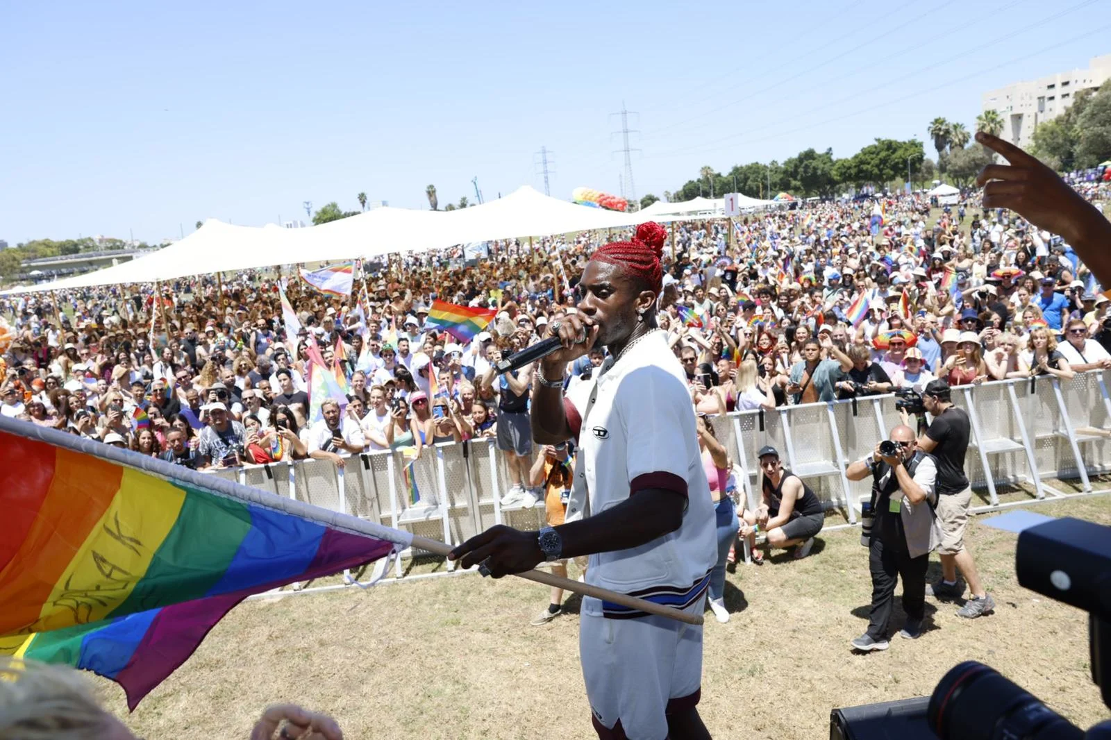 הזמר סטפן לגר על במת ההזנקה בספורטק