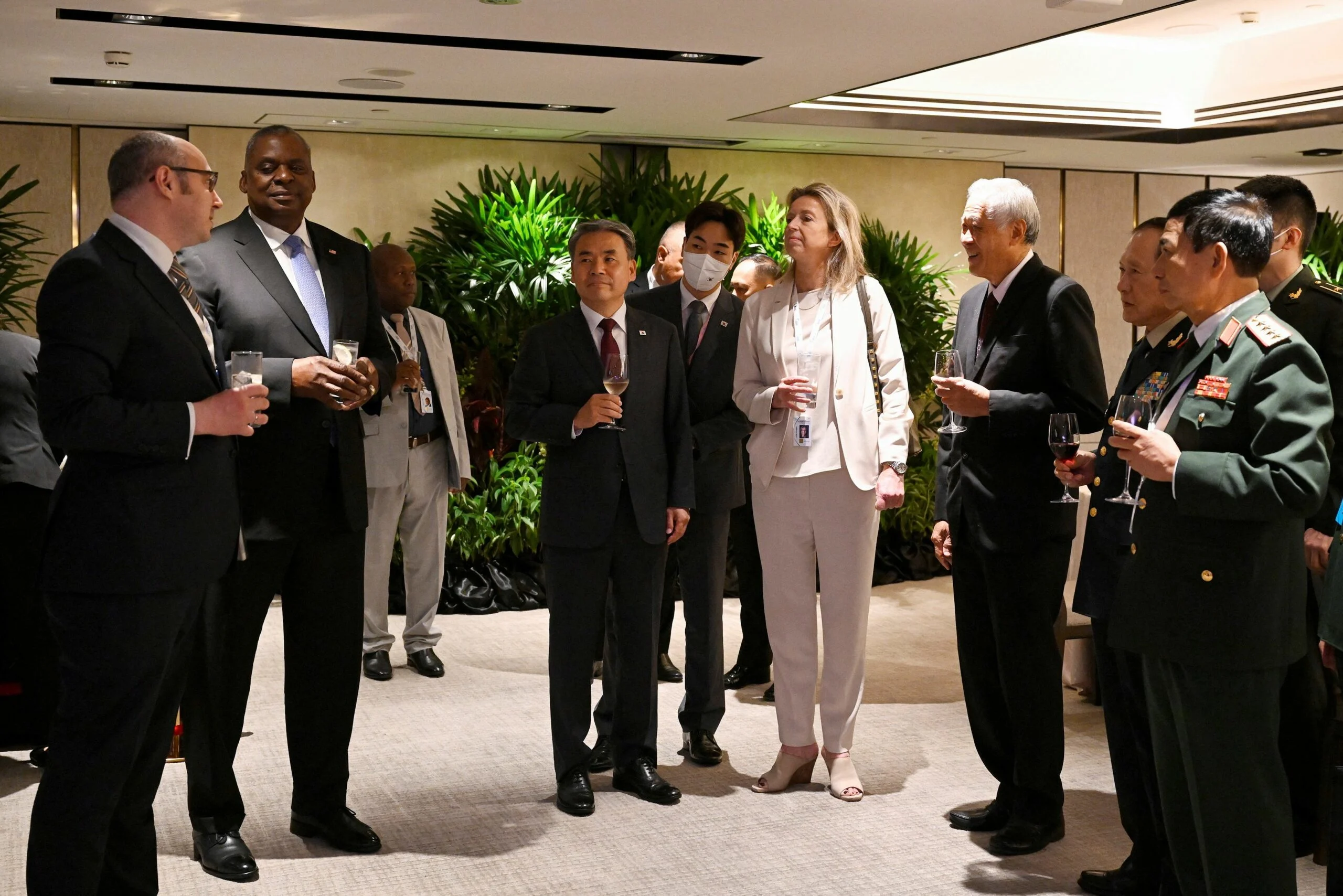 המפגש בין שר ההגנה הסיני ווי פנג'ה ומקבילו האמריקני לויד אוסטין