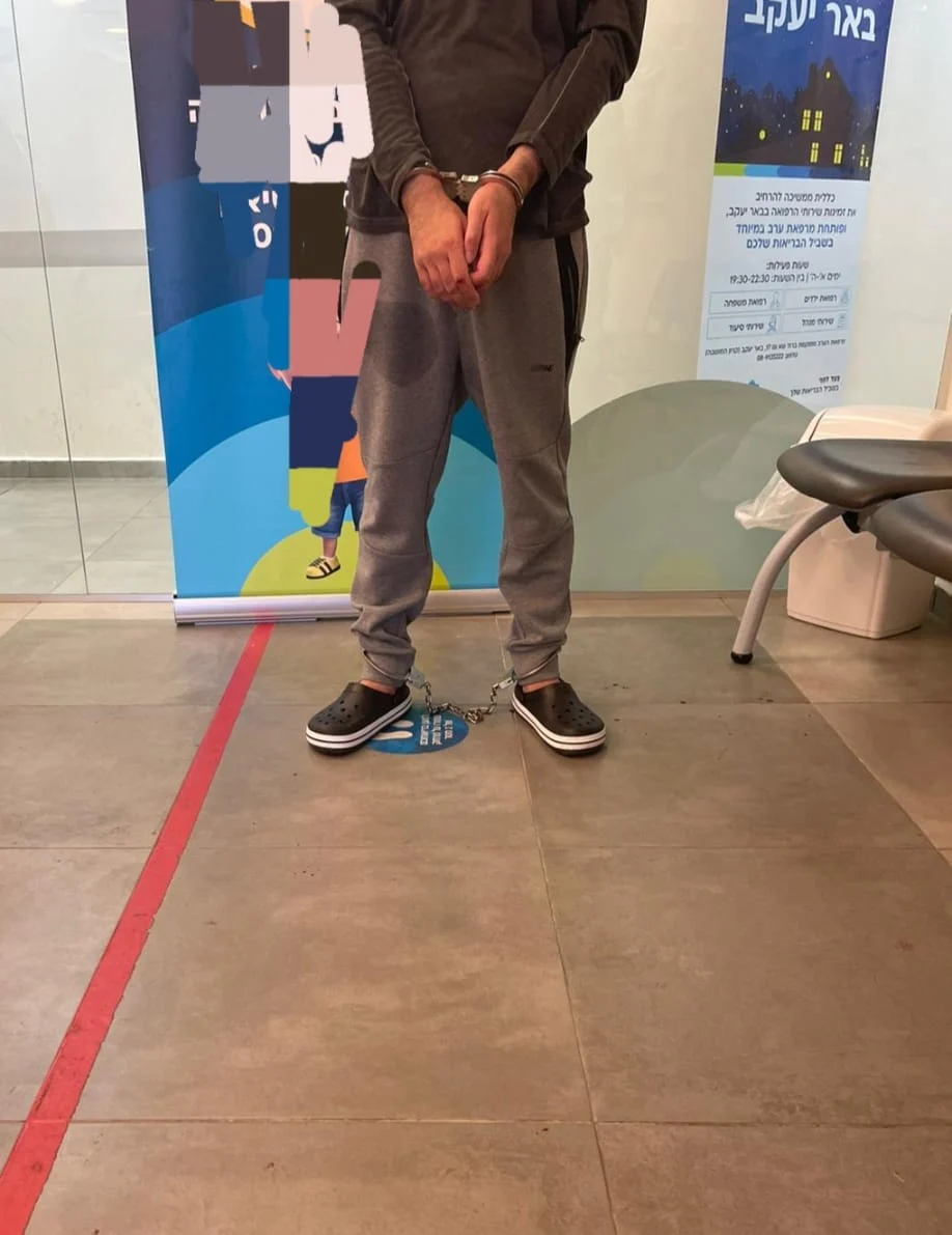 החשוד בתקיפת רופאה על ידי מוט ברזל בבאר יעקב