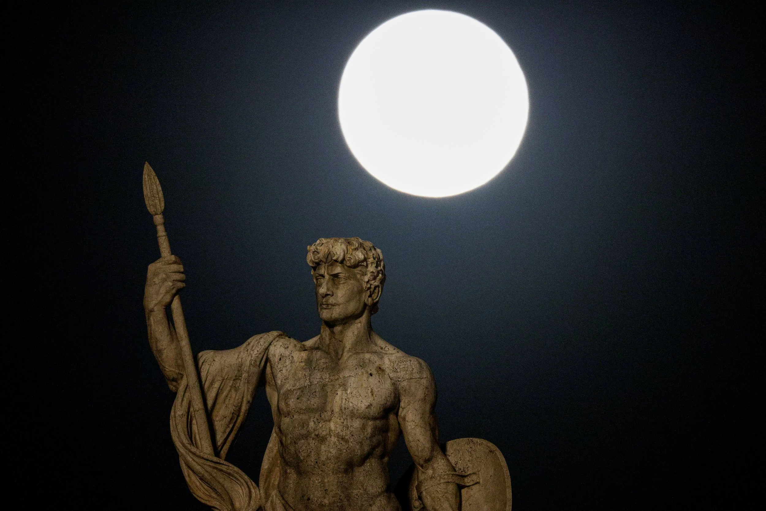 הירח מעל פסל ברומא, איטליה