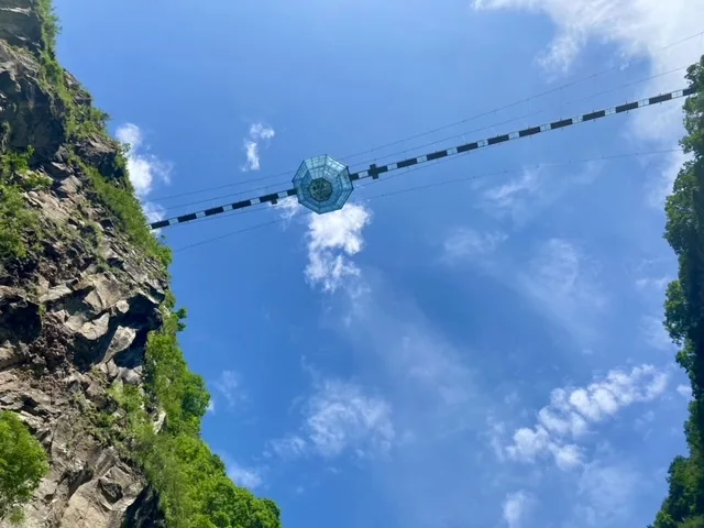 מבט מלמטה על הגשר