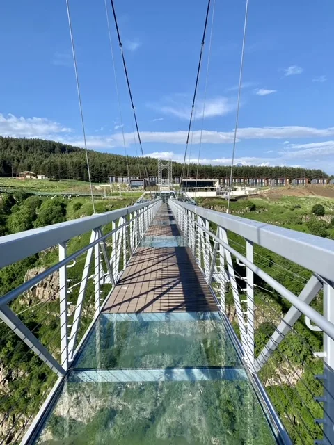 מכאן יוצאים אל הדרך