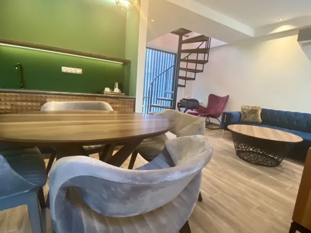 הריזורט שניצב ליד הגשר השקוף בגאורגיה