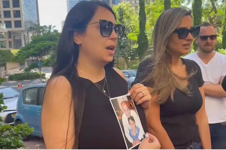 Capהדס ואסתי, בנותיו של יוסי יוספיה שנרצח ע''י אבי כלתו, מחזיקות את תמונתו