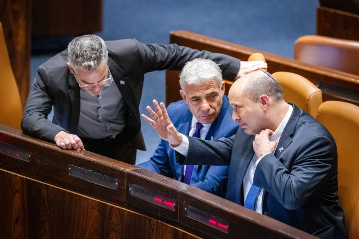 בנט ולפיד עם טופורובסקי במליאת הכנסת
