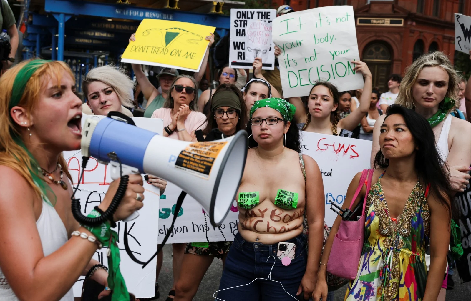 מפגינים נגד חוק ההפלות צועדים מביהמ''ש העליון בוושינגטון לבית הלבן