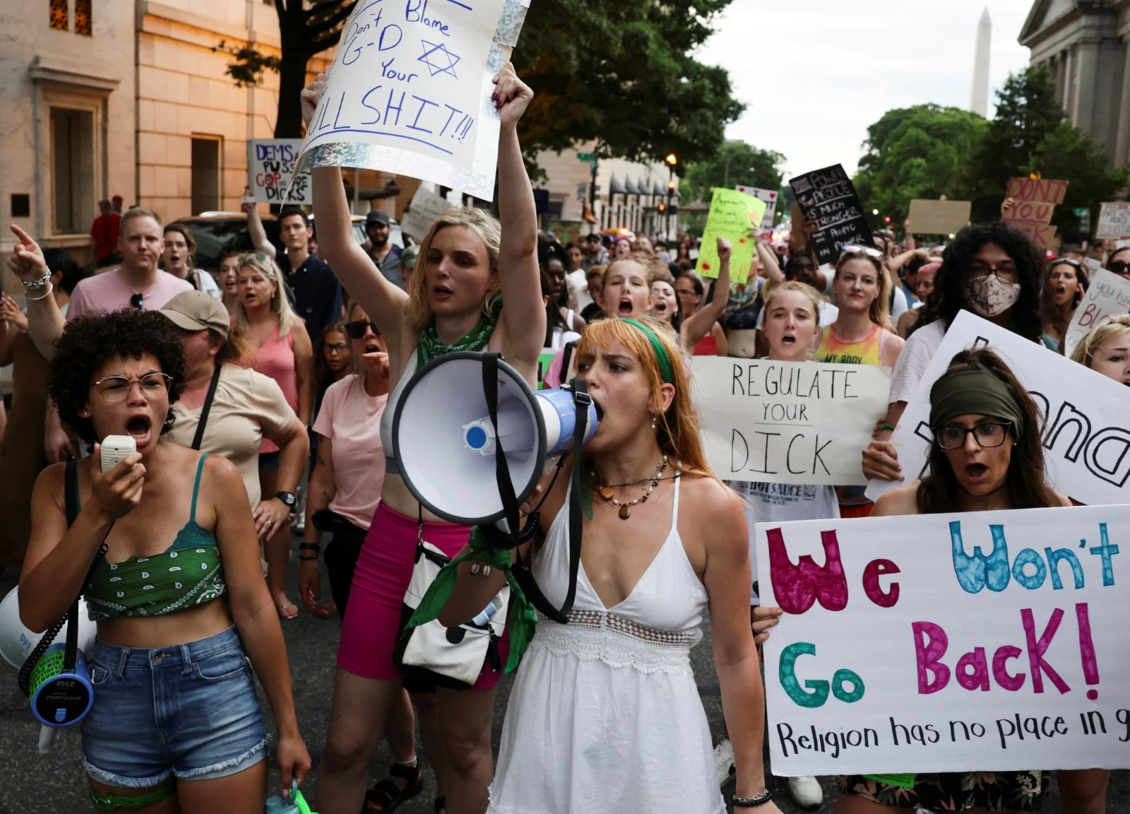 מפגינים נגד חוק ההפלות מול בית המשפט העליון בוושינגטון