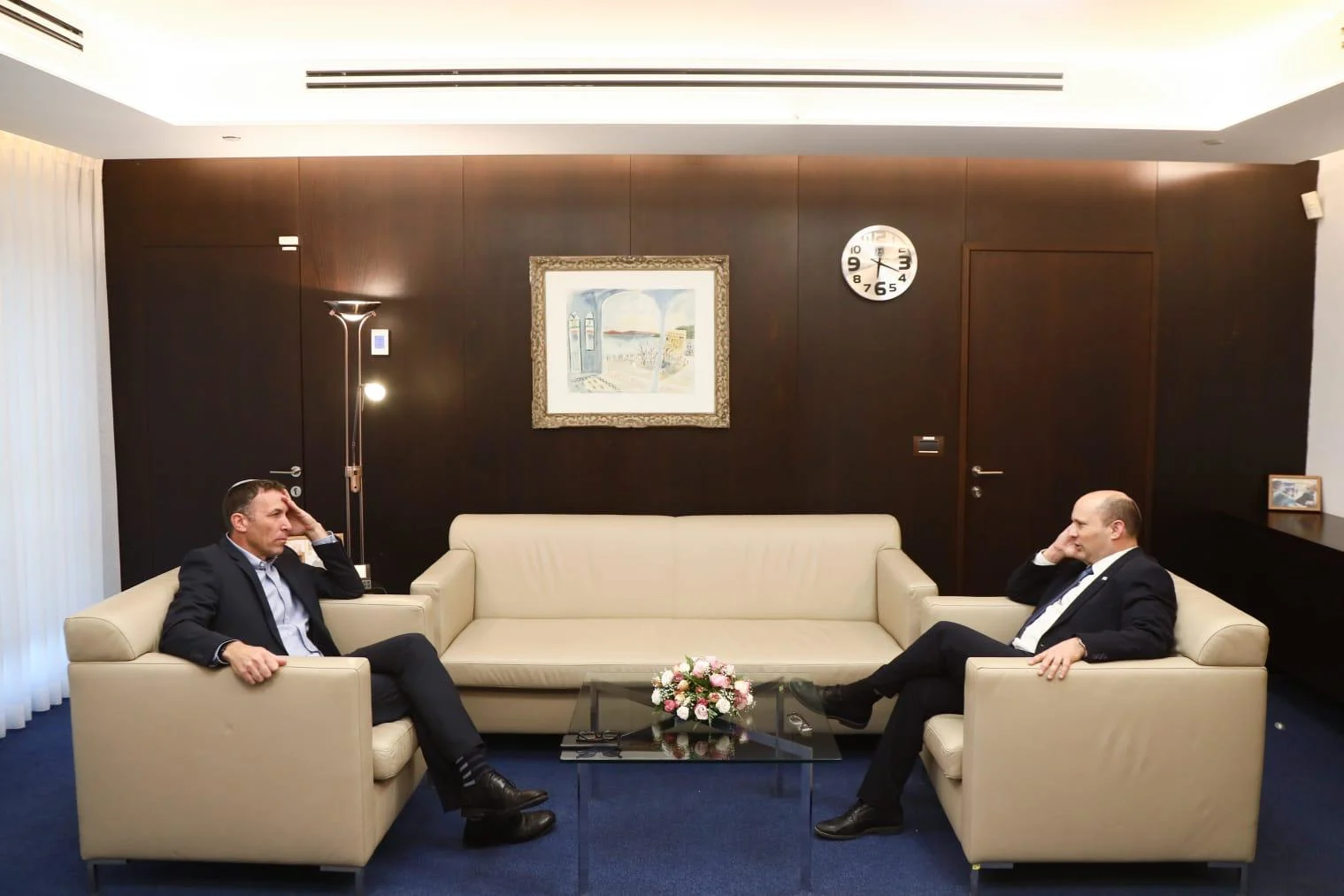 ראש הממשלה נפתלי בנט וסגן השר מתן כהנא בלשכת ראש הממשלה בכנסת