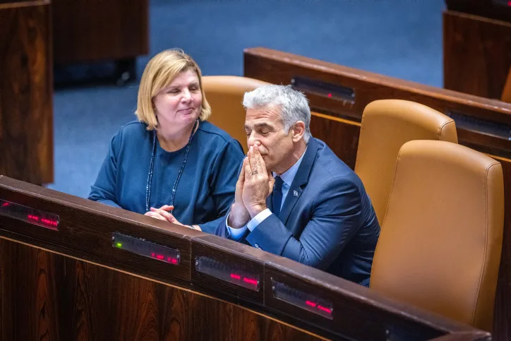 יאיר לפיד ואורנה ברביבאי במליאת הכנסת