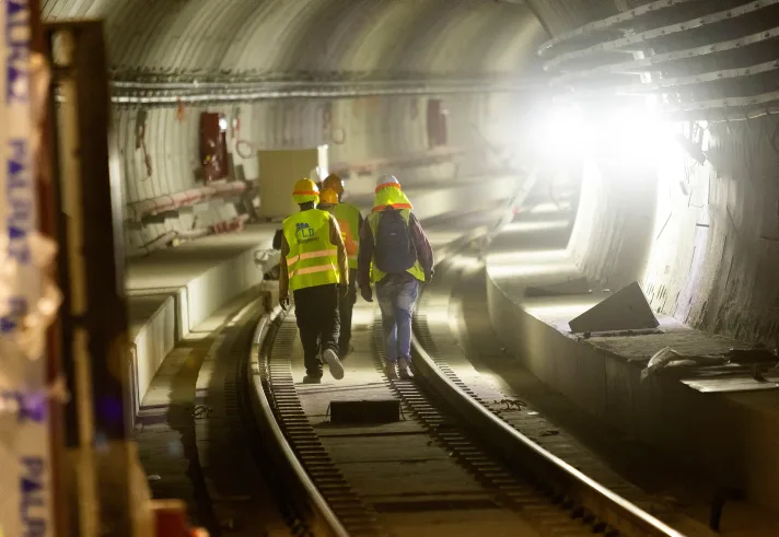 פועלים באתר בניית הרכבת הקלה