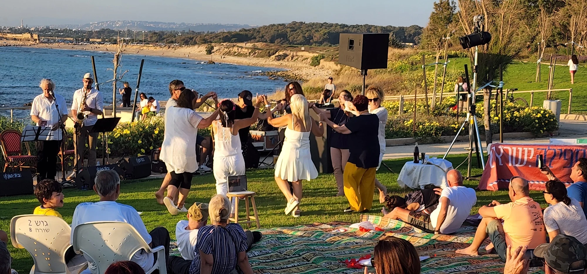 נמל קיסריה קבלתשבת בשקיעה רוקדים ונהנים צילום ליה להב אמיר