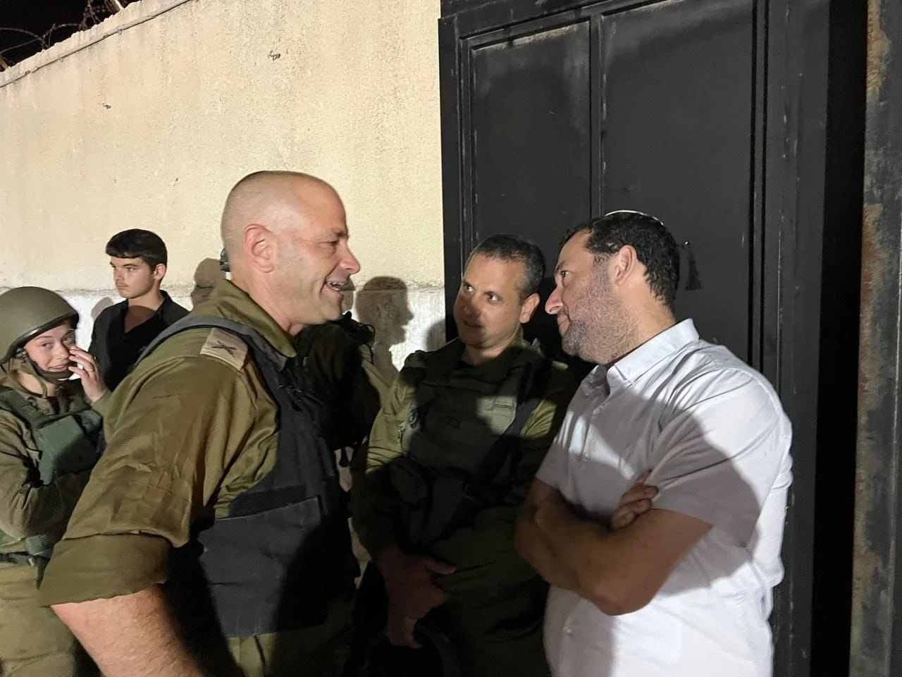 מח''ט שומרון רועי צווייג בקבר יוסף זמן קצר לפני פציעתו