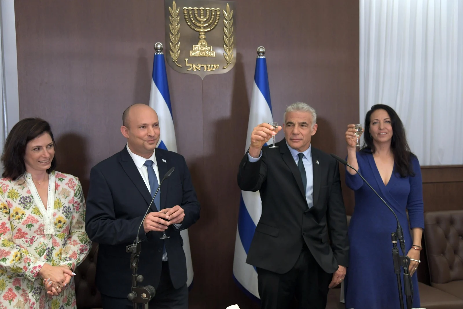 ראשי הממשלה לפיד ובנט לצד נשותיהם
