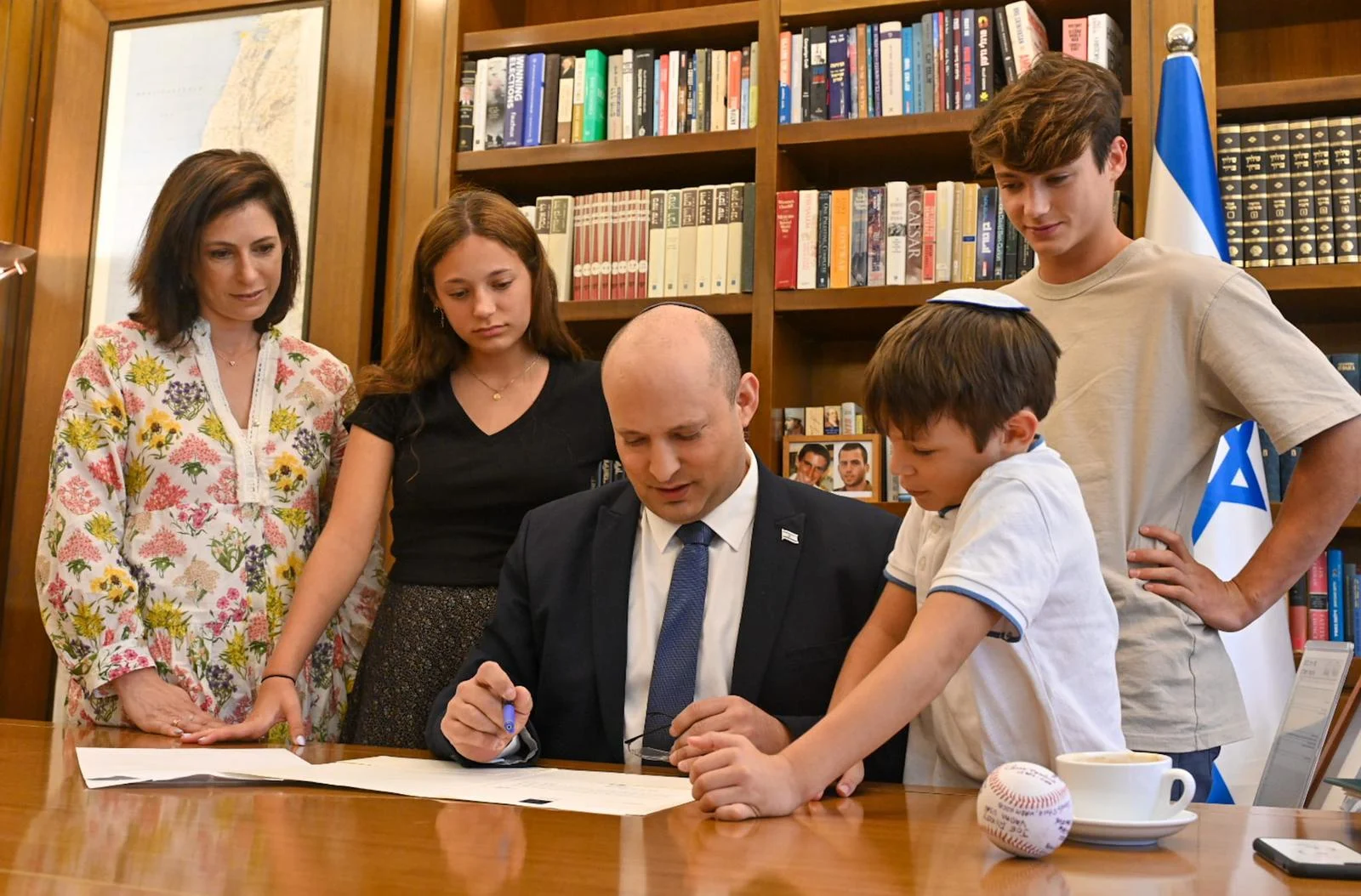 ראש הממשלה היוצא נפתלי בנט עם רעייתו גילת וילדיהם