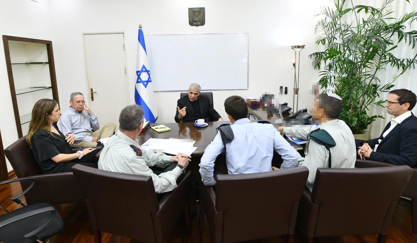 ראש הממשלה יאיר לפיד בפגישתו עם בכירי מערכת הביטחון