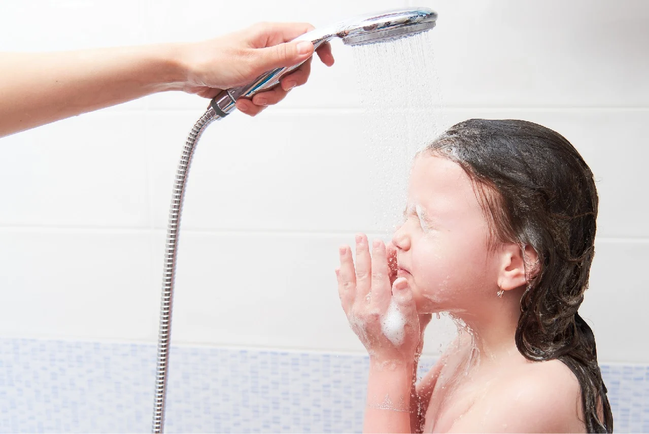 ילדה במקלחת