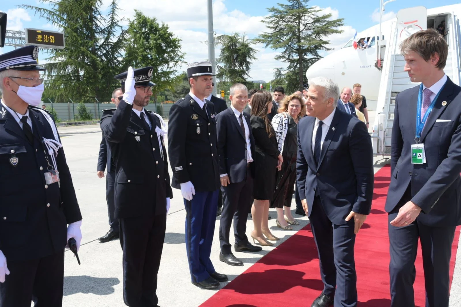 יאיר לפיד התקבל בשדה התעופה שארל דה גול בפריז על ידי משמר הכבוד הצרפתי