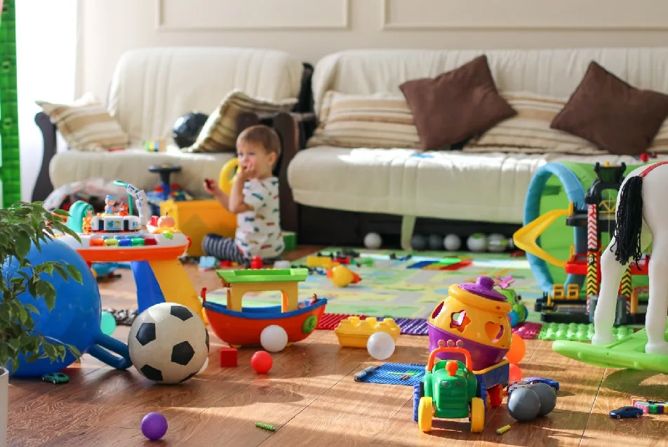 תינוק עם משטח מלא צעצועים