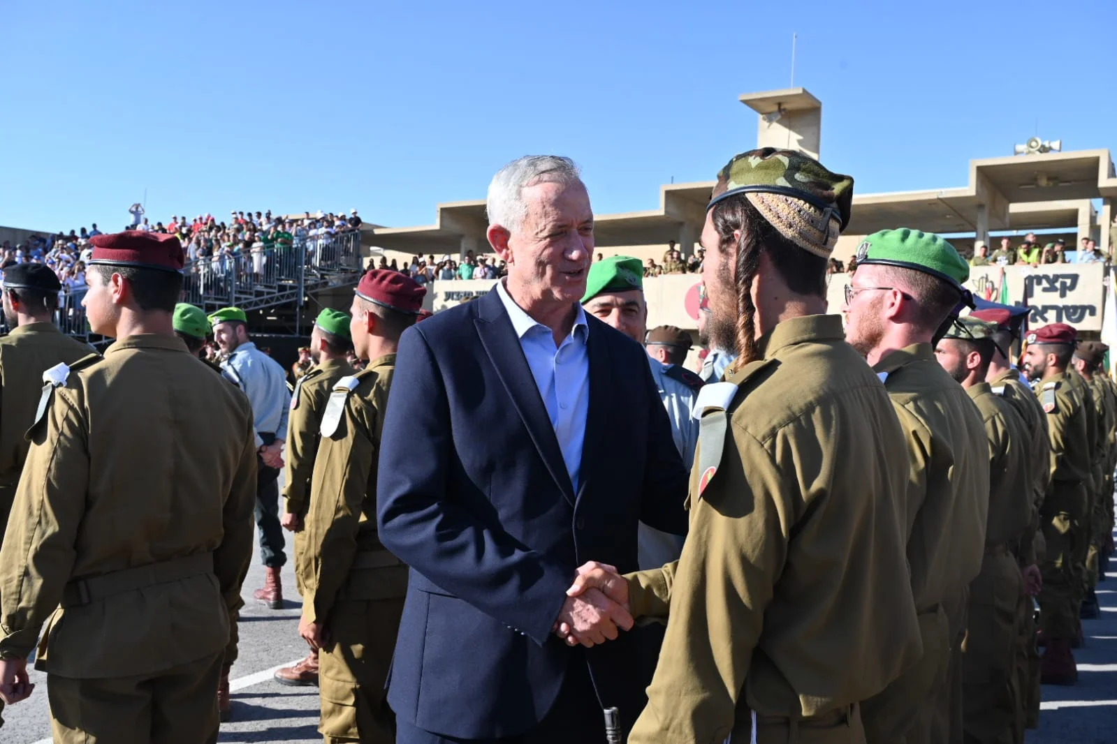 שר הביטחון בני גנץ בטקס סיום קורס קצינים בבה''ד 1