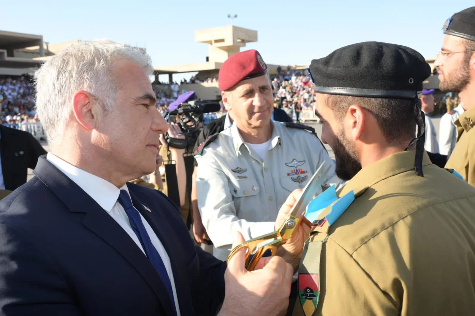 ראש הממשלה יאיר לפיד והרמטכ''ל אביב כוכבי בטקס סיום קורס קצינים בבה''ד 1