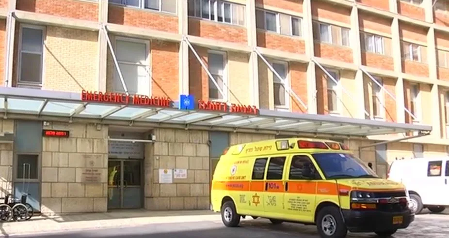 אמבולנס מחוץ לחדר המיון בבית החולים הדסה עין כרם בירושלים