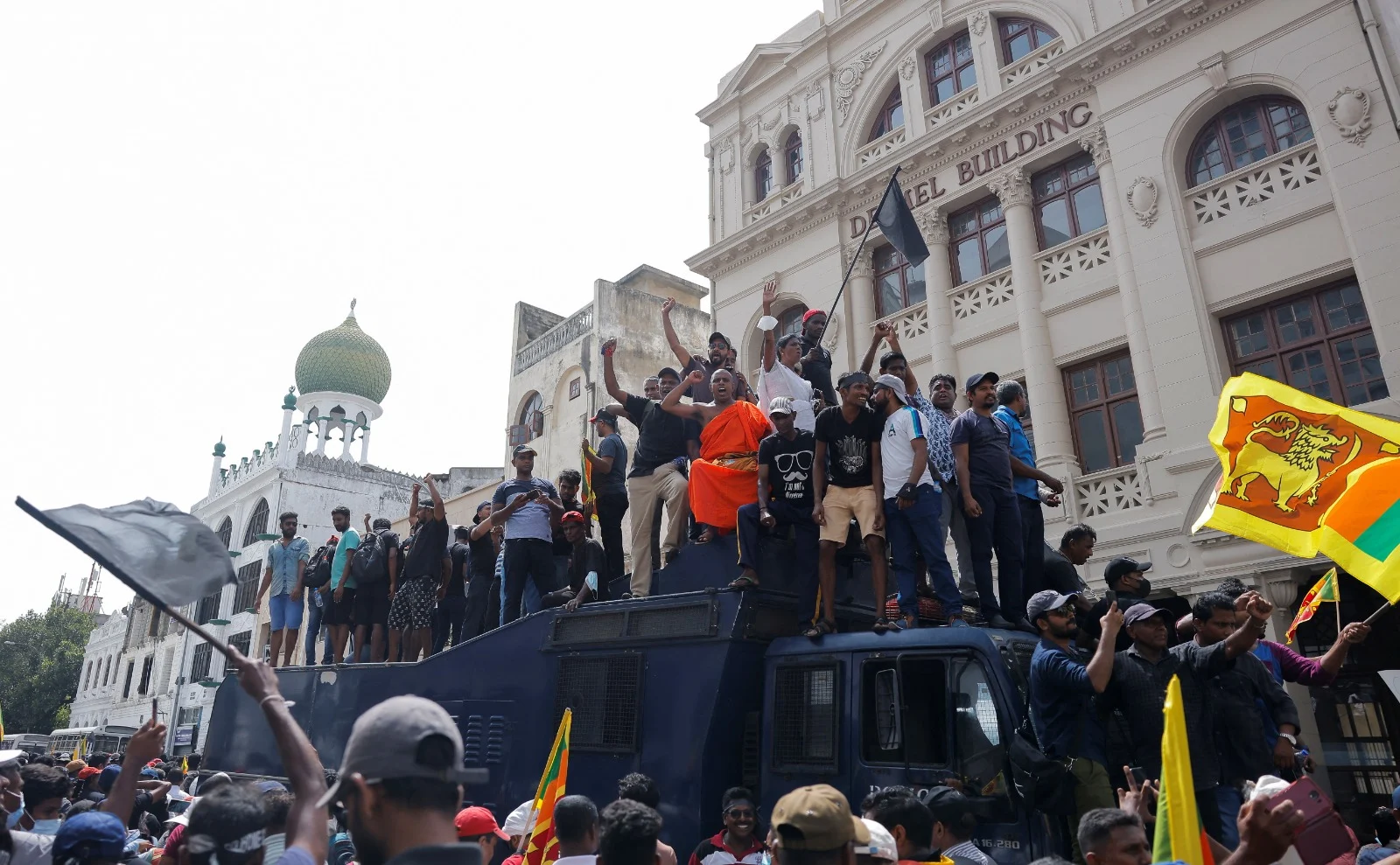 מהומות ענק בסרי לנקה