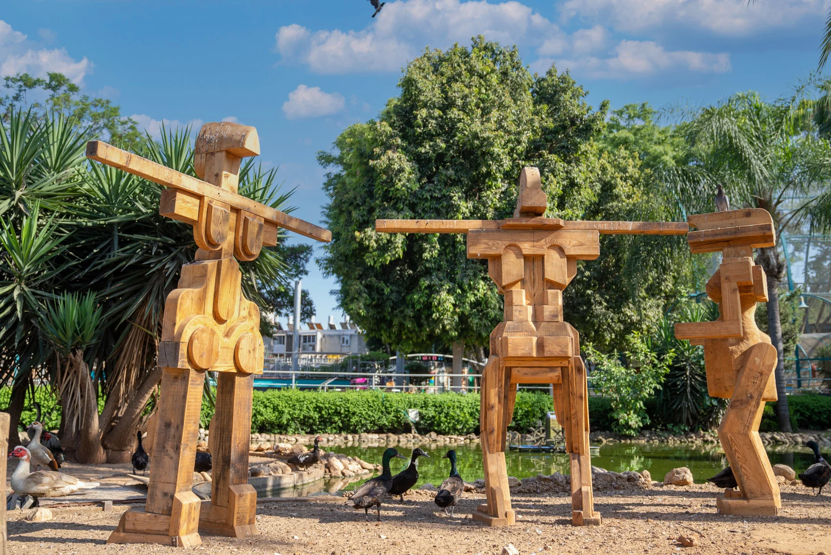 ענקים בגן - הצבה של שי עיד אלוני