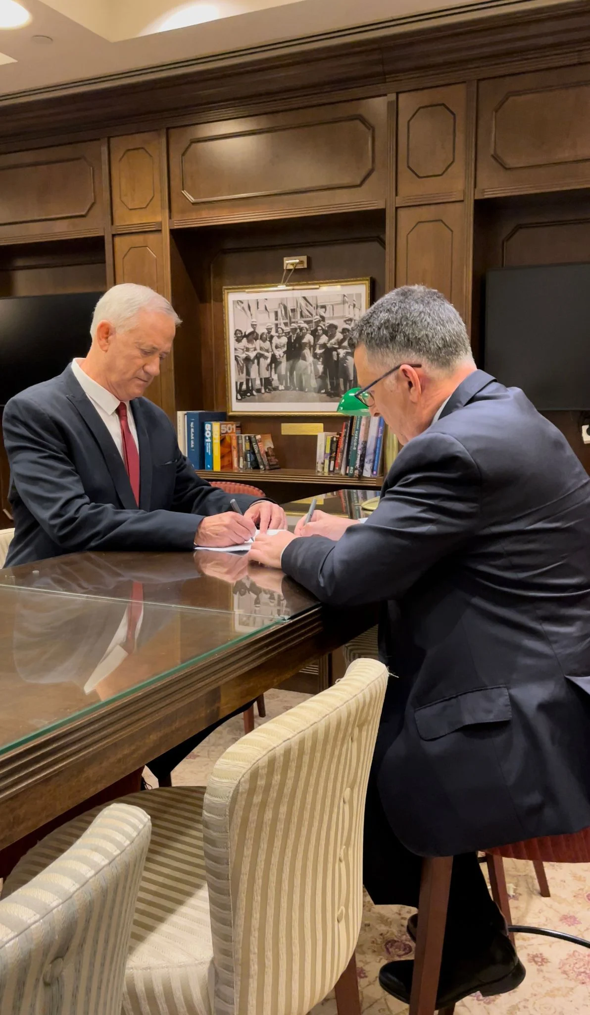 גנץ וסער חותמים על ההסכם