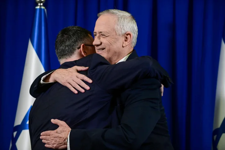 חיבוק בין השותפים החדשים. גנץ וסער