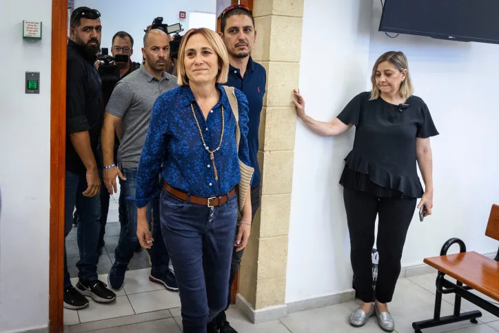 הדס קליין לצד המאבטח שלה בכניסה לדיון בשבוע שעבר